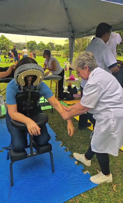 Célia atendendo na cadeira durante o evento