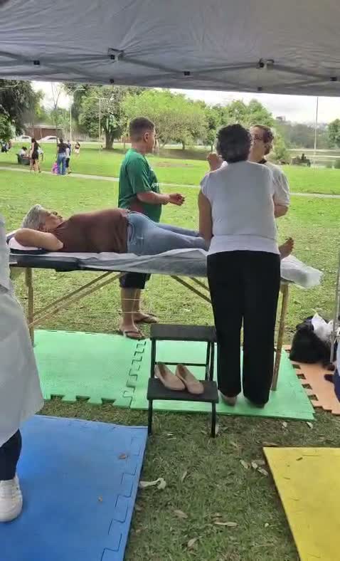 A barraca montada no evento, com maca e cadeira
