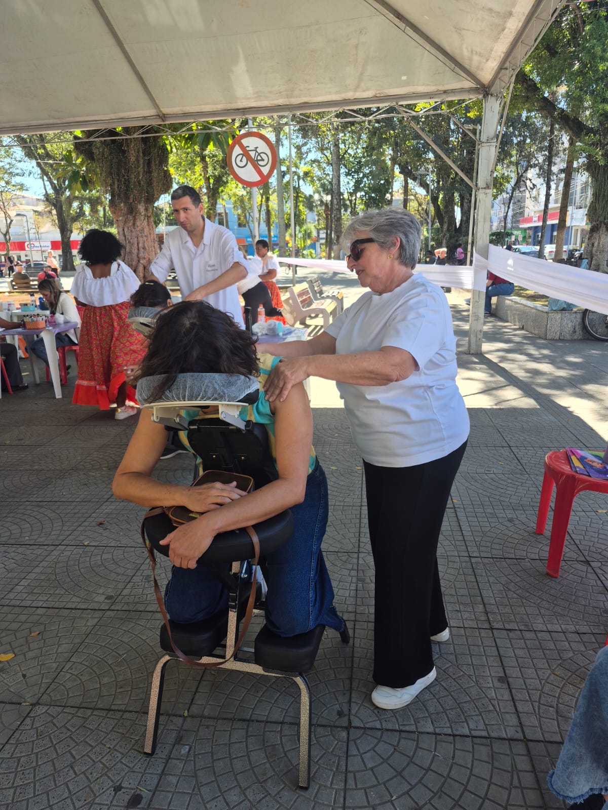 Quick massage em cadeira durante evento